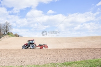 工具拖拉机在用滚筒栽种之后压缩土壤工作种植图片