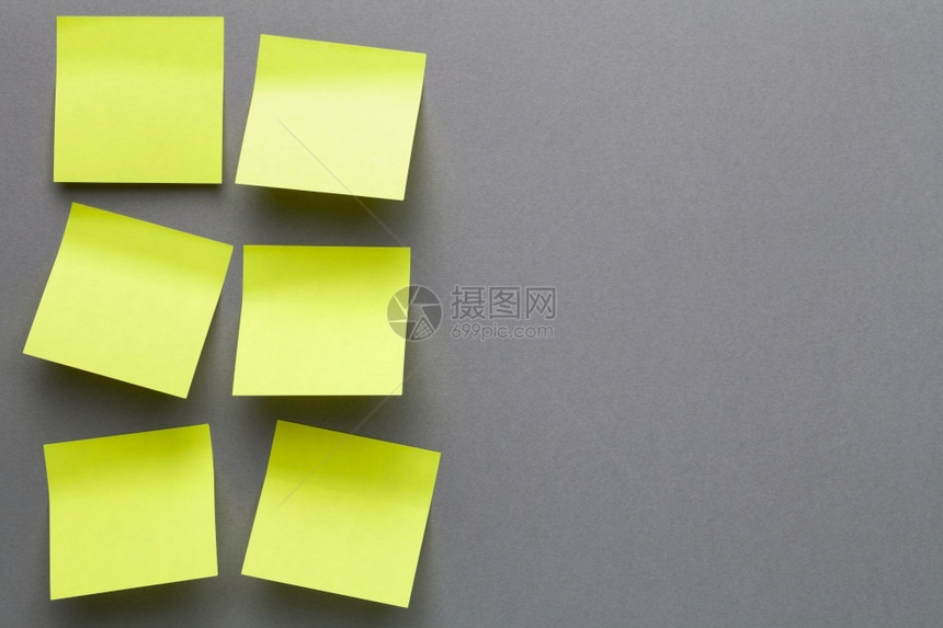 躺着最佳平坦的灰纸背景上黄色粘贴笔记为文本空间图片