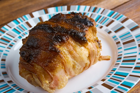 香料蒸汽烘烤的用火鸡肉和杏仁乳包成的肉卷图片
