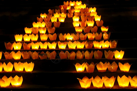 蜡烛夜晚火焰向量图片