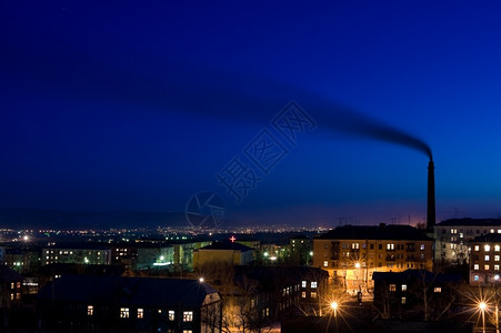 嗝高的烟熏钟盘在夜城云中冒烟复制空间黑暗的波德希瓦洛夫城市背景