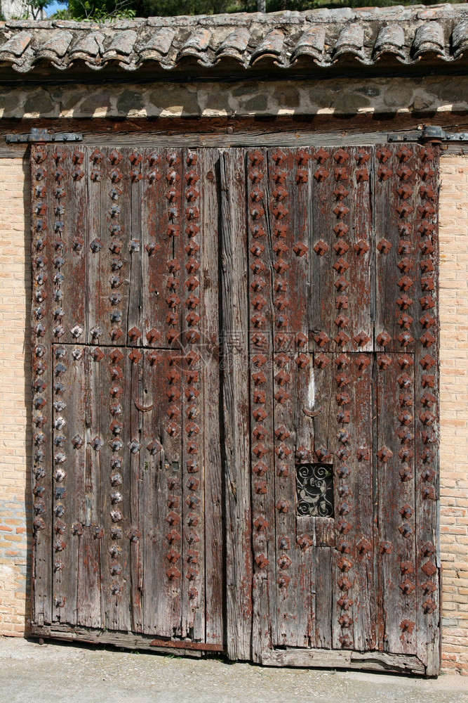 木头重的配件西班牙门由用铁制成的重木图片