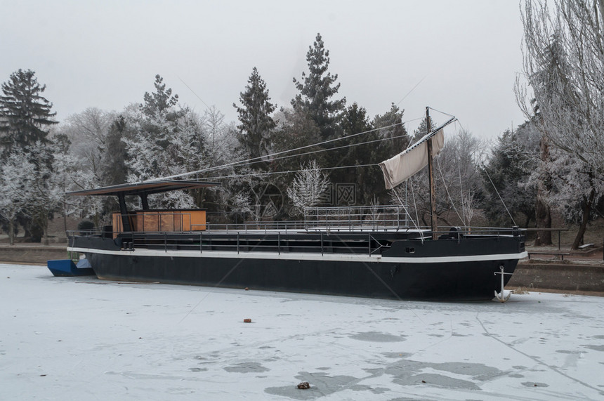 城市景观建筑学冰船停在河边冷冻冬季现场图片