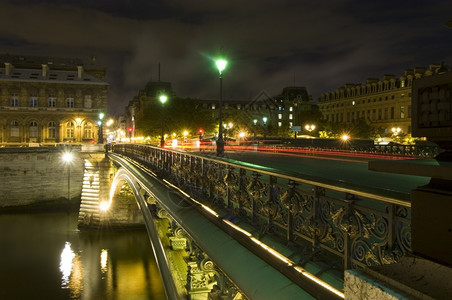 建筑学晚上巴黎的庞特纽夫法国金属图片
