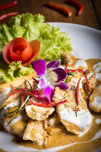 白饭椰子烤鸡肉和辣椒的泰国干咖喱燥图片