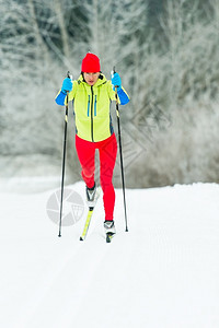 练习滑雪的运动员图片