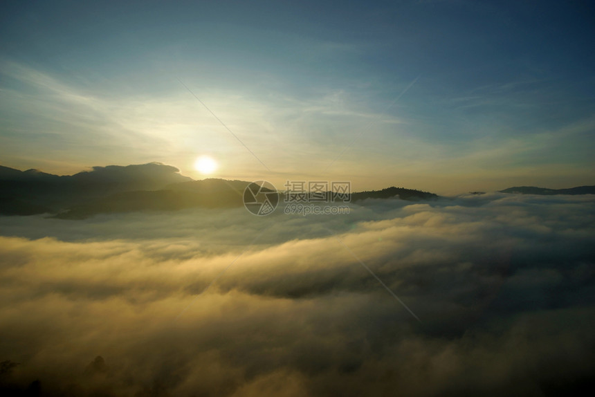 风景照片山上大雾图片