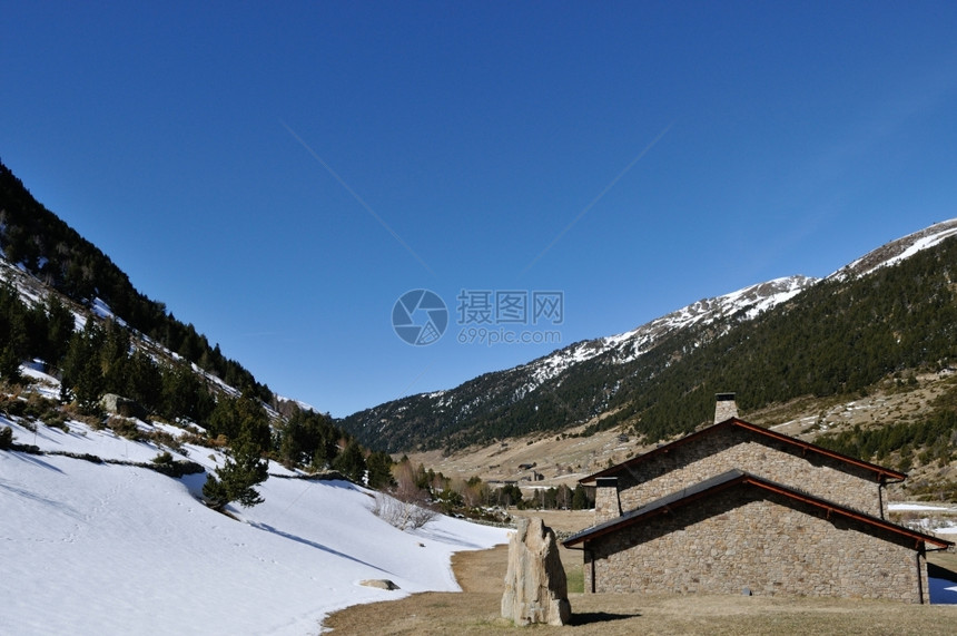 雪山下的小房屋图片