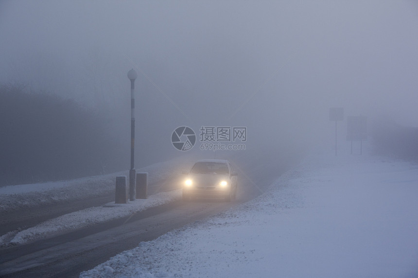 灰色的冬季在联合王国约克郡的一条乡村公路上冷雾中驾车英国多路段图片
