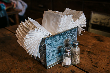 持有者厨房午餐一套巾纸在咖啡馆桌上加盐和胡椒一套餐巾纸在桌子上加盐和胡椒背景图片