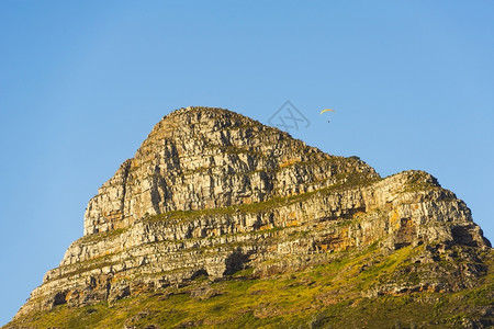 在南非开普敦一座标志里程碑式的信号山上滑翔伞蓝色公园旅游图片