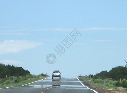 汽车热反射天空车辆美国亚利桑那州7月热沙漠日与汽车一起驾在高速公路上幻影背景