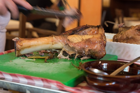 切割在意大利餐厅切肉时烤牛的中点食物厨师图片
