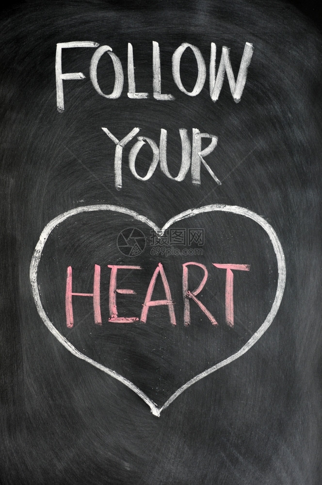 跟着你的心在黑板上用粉笔画健康平移追赶图片