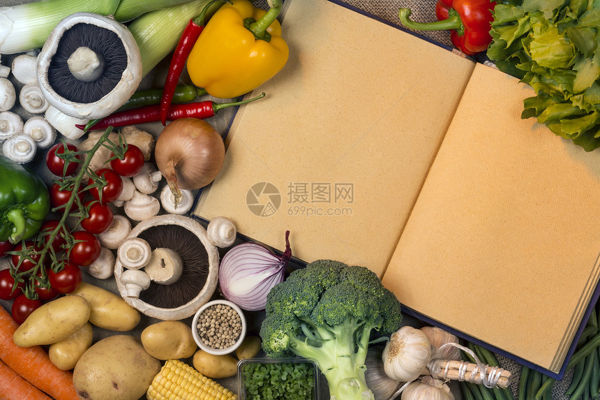 新鲜蔬菜和空白食谱书图片