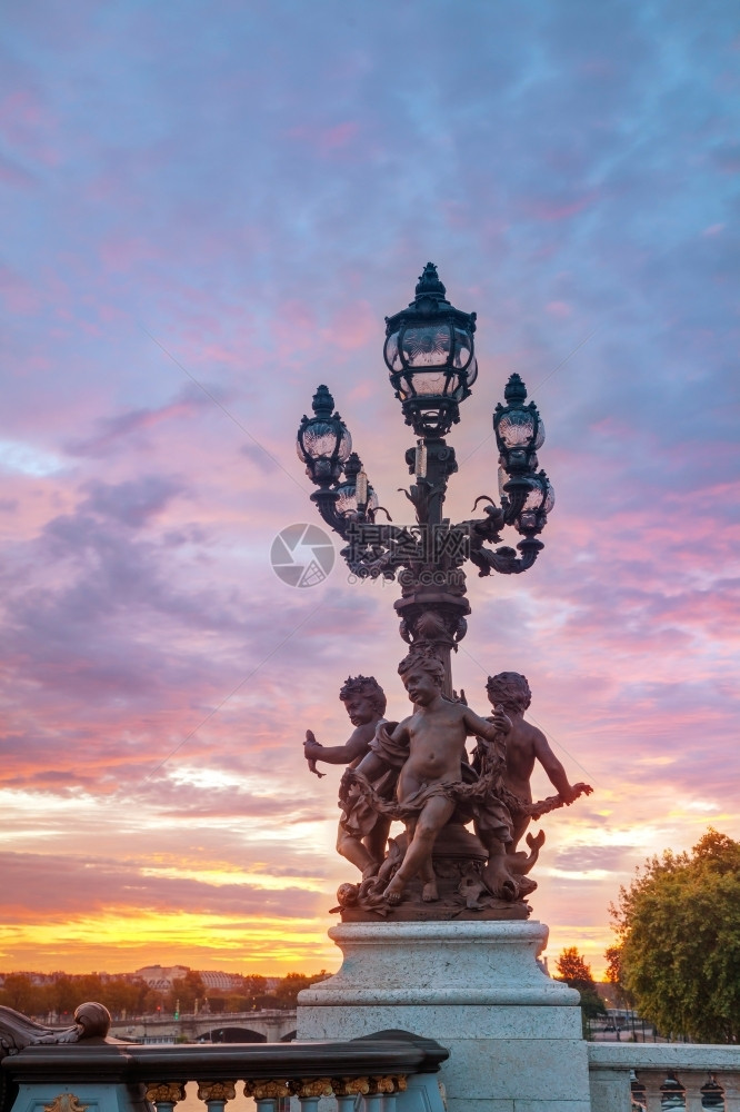 日落时在巴黎亚历山大三世桥的灯台蓬旅游行图片