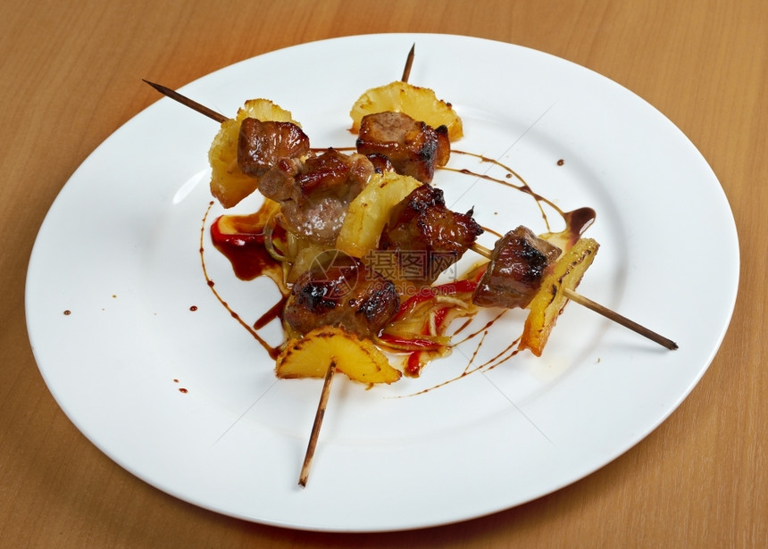 ShashlikShishshishkebab猪肉和菠萝做烤焦新鲜的制造盘子图片