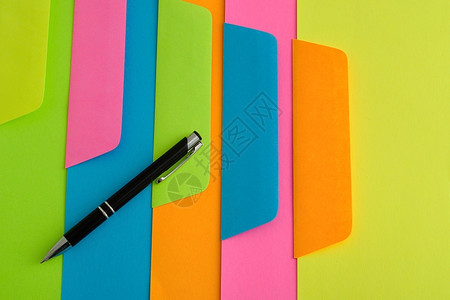 带黑笔的不同彩纸和信封的颜色沟通静止邮箱图片