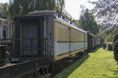金属位于贝尔圭姆火车站修道院的老旧生锈列车追踪行业图片