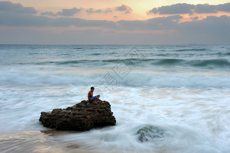 岩石以色列南部地中海沿岸靠近以色列阿什凯伦市地中海沿岸滩喷图片