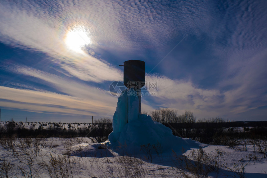 蓝色的乡村高水塔在美丽的云雾天空背景上有一大块蓝色冰建筑学图片
