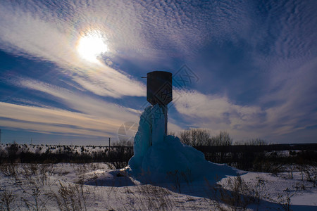 蓝色的乡村高水塔在美丽的云雾天空背景上有一大块蓝色冰建筑学图片