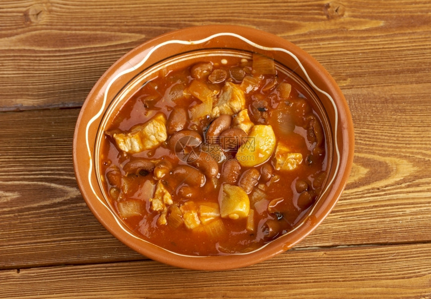 FrijolesCharros墨西哥传统菜用扁豆煮洋葱大蒜和培根熏肉黏土牛仔图片