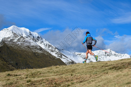 自由坚忍的山上赛跑一个有棍棒的男人下山训练竞赛图片