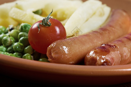 猪肉热的白色配薯条和蔬菜香肠图片