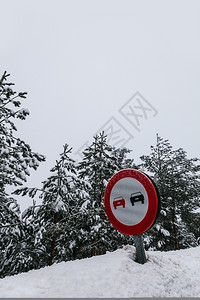 超车场景禁止的自然白雪路上没有超过的标志设计图片