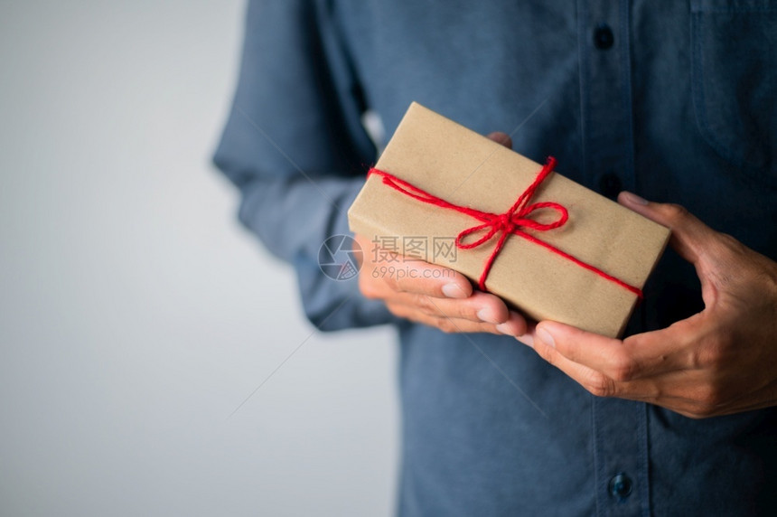 男人手中的礼物盒图片