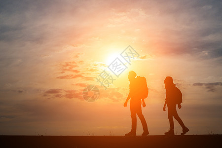 旅行者剪影冒险游客远足两位徒步旅行者与背包享受日落时光的休眠轮回两位徒步旅行者与背包享受日落旅行概念背景
