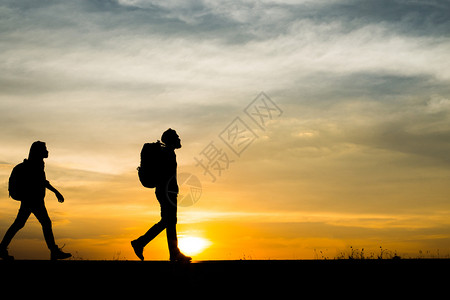 极端常设女士两位徒步旅行者与背包享受日落时光的休眠轮回两位徒步旅行者与背包享受日落旅行概念背景图片