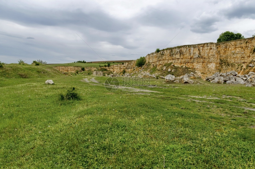 保加利亚卢多戈里Lododogoriie关于实地沉积岩碎片的一般观点毛孔乡村的挖图片