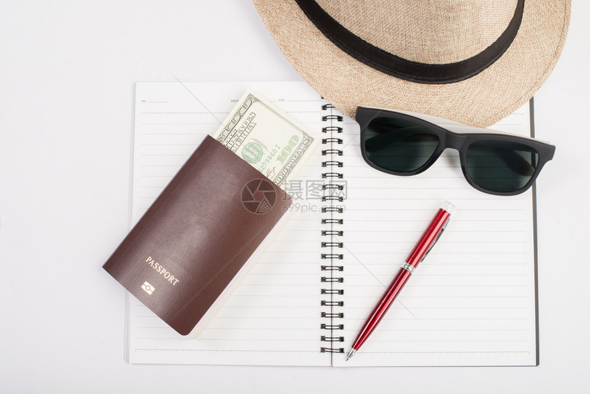 护照帽子相机眼镜笔在纸地板上准备穿行的护照相机玻璃笔在纸地板上假期记事本目的图片