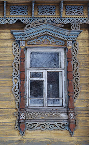 玻璃框架乡村俄罗斯旧木屋内有雕刻的拱门窗背景图片