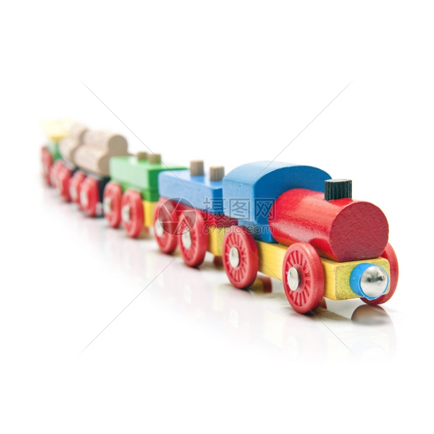 颜色配有火车头和5辆马的木制玩具列在白色背景和浅地深处进行微妙反射基本的接近图片