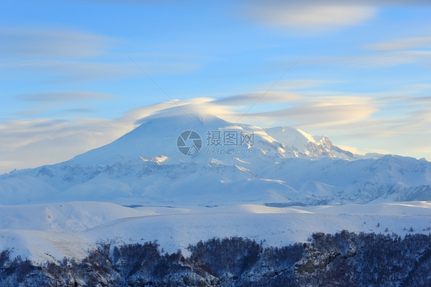 壮观的雪山景观图片