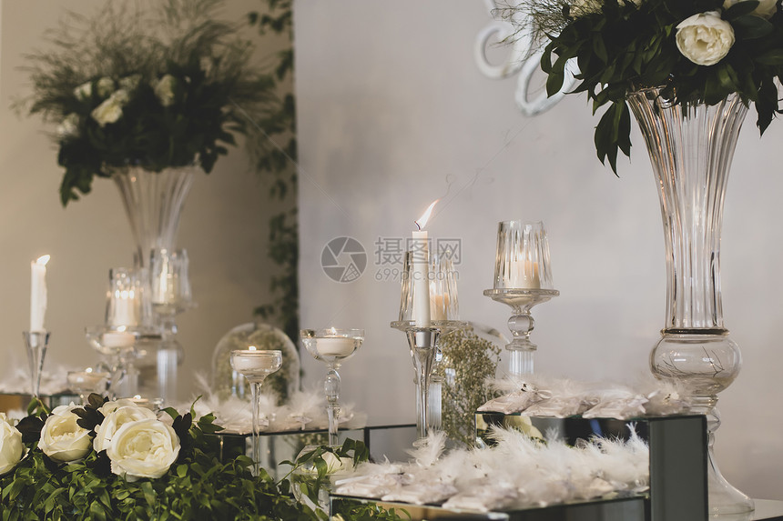 婚礼餐桌上的花朵和蜡烛图片