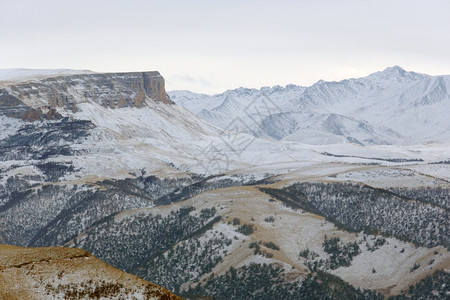 壮观的雪山景观图片