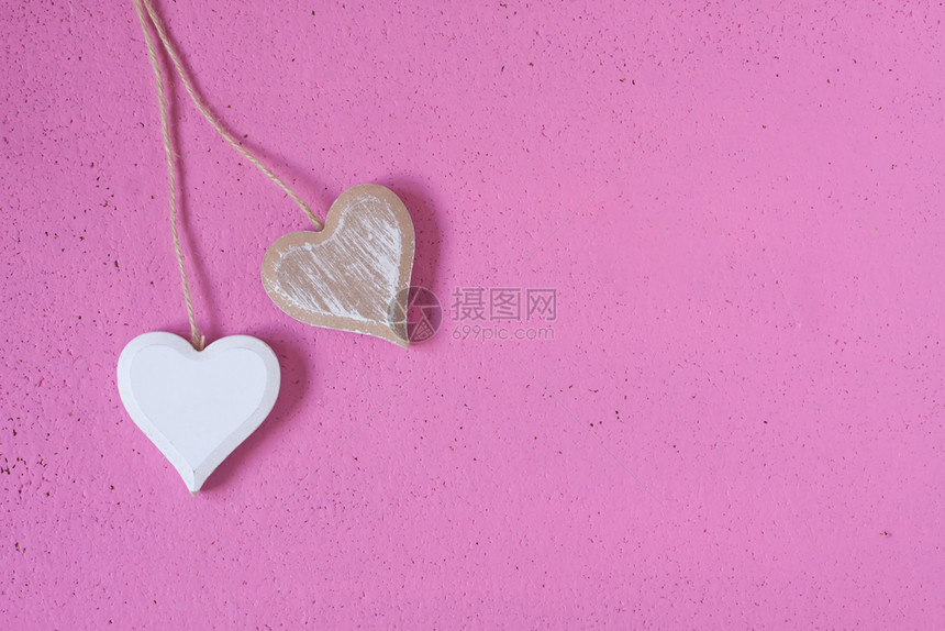粉红色木制背景上的心象征假期情人节图片