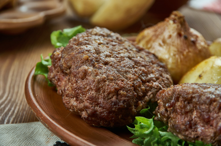 Sichenyky乌克兰肉饼烹饪传统菜类顶级风景盘子一顿饭放图片