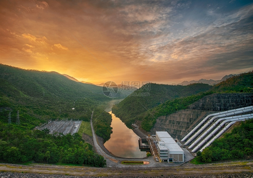 溢洪道力量发电机具有美丽的天空背景水力发电厂泥大坝的混凝土图片