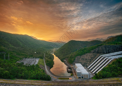 溢洪道力量发电机具有美丽的天空背景水力发电厂泥大坝的混凝土图片