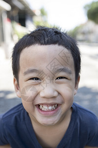 齿近面对着有滑稽奶牙的亚洲男孩科玩图片