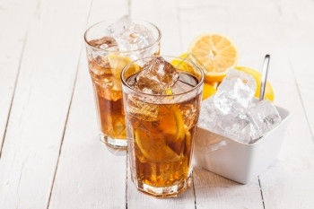 露饮料白色木制桌子上新鲜柠檬冰茶的照片鸡尾酒图片