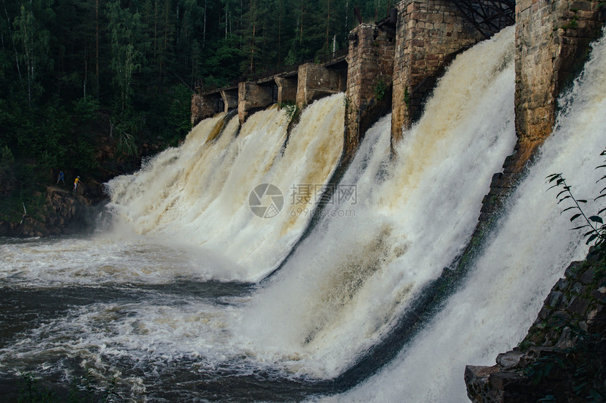 水电萨特卡河乌拉尔的旧水坝绿色自然图片