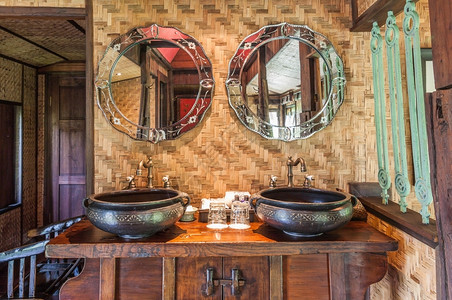 优质的现代浴室装饰风格用经典和古老的艺术物品目卫生间图片