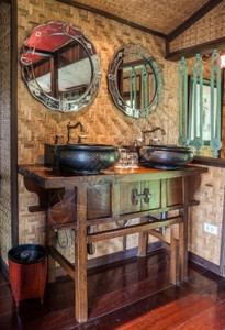 现代浴室装饰风格用经典和古老的艺术物品家木头隐私图片