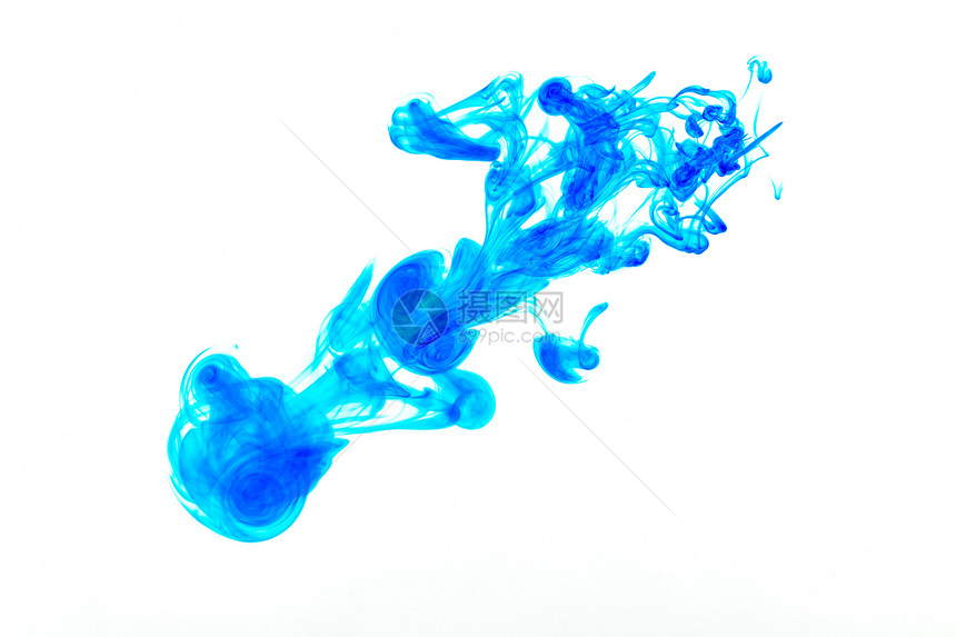 化学白色背景上孤立的海水中蓝色墨流动图片